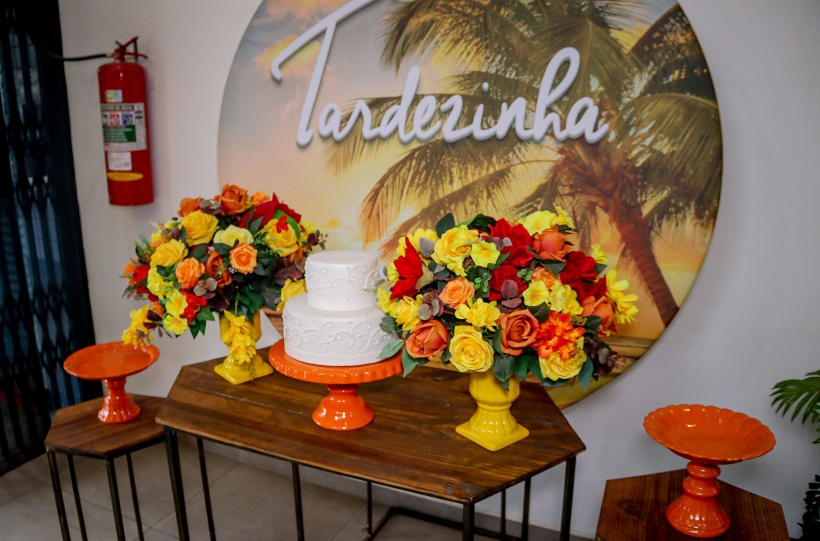 Mesa de Buffet Espetinhos Loreto com guarnições e decoração